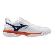Baskets blanches pour homme Mizuno avec des accents bleu marine et orange, confectionnées dans un mélange de tissus.