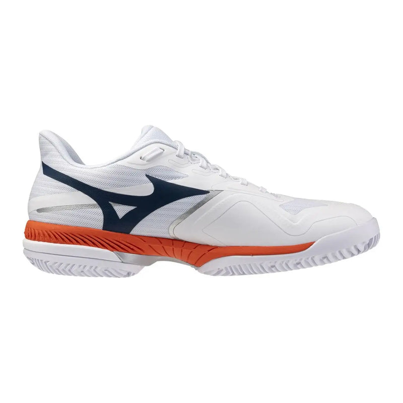 Baskets blanches pour homme Mizuno avec des accents bleu marine et orange, confectionnées dans un mélange de tissus.