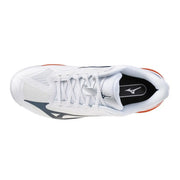 Chaussure de volley-ball Mizuno blanche pour homme, style sportif, avec des détails bleu marine et orange, en tissu mélangé.