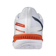 Chaussure de tennis de court Mizuno pour homme, blanche, avec des accents orange et marine, en tissu mélangé.