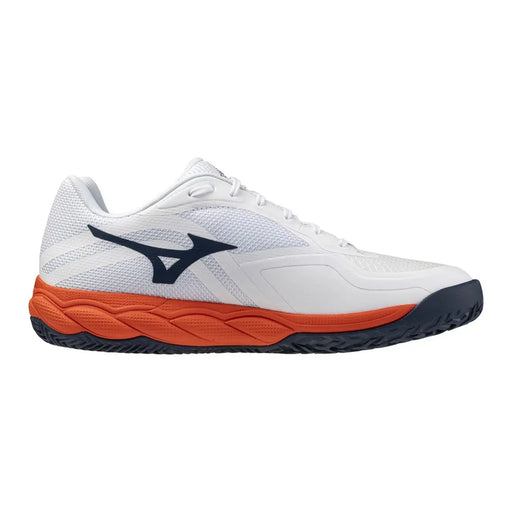Chaussure de volleyball Mizuno pour homme, en tissu blanc avec des accents orange et marine, conçue pour la performance athlétique.