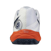 Baskets Mizuno pour homme en tissu blanc avec empeigne en mesh blanc et orange, détails noirs et semelle extérieure en caoutchouc à motif en zigzag.