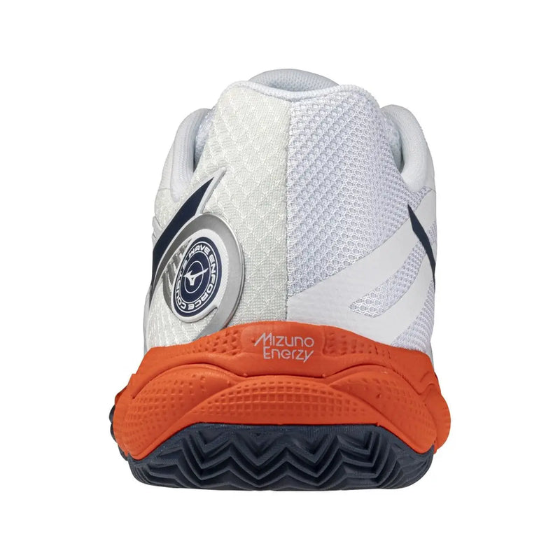 Baskets Mizuno pour homme en tissu blanc avec empeigne en mesh blanc et orange, détails noirs et semelle extérieure en caoutchouc à motif en zigzag.
