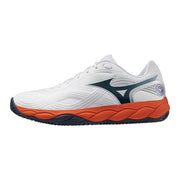 Baskets Mizuno pour homme, blanches, en tissu, avec tige en mesh respirant, détails orange et marine, et semelle en caoutchouc texturé.