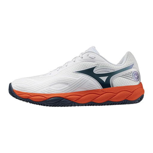 Baskets Mizuno pour homme, blanches, en tissu, avec tige en mesh respirant, détails orange et marine, et semelle en caoutchouc texturé.