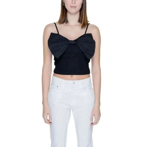 Mannequin en crop top noir top avec un nœud, mettant en valeur Only Débardeur femme style urbain