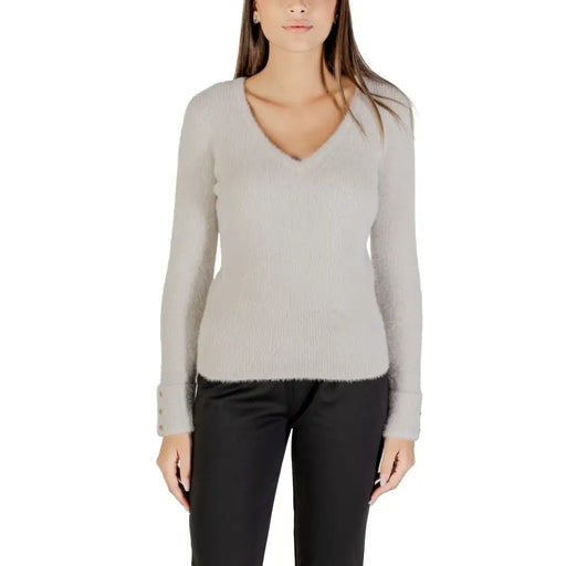 Pull gris clair à col en V et manches longues avec poignets côtelés de Morgan De Toi Collection de tricots