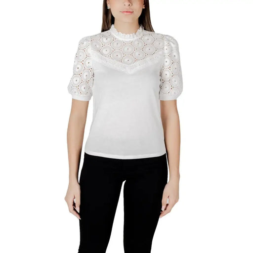 Morgan de toi Chemisier blanc en coton à manches courtes et col roulé, orné de délicates broderies en dentelle ajourée aux épaules et à l'encolure.