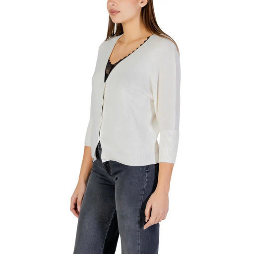 Morgan De Toi Gilet beige en maille douce pour femme, avec encolure festonnée, poignets côtelés et manches 3/4.