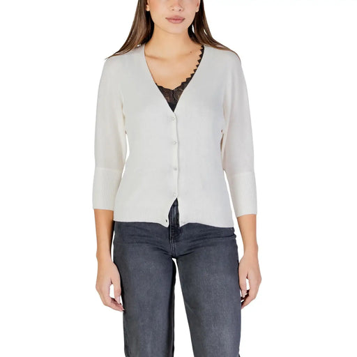 Un tricot ivoire doux Morgan De Toi Cardigan beige à boutons pour femme, col en V et poignets côtelés discrets trois-quarts.