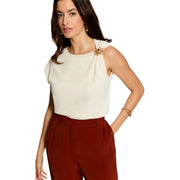 Morgan De Toi pull beige sans manches pour femme top avec épaule drapée couleur crème et broche ornée en forme d'étoile dorée