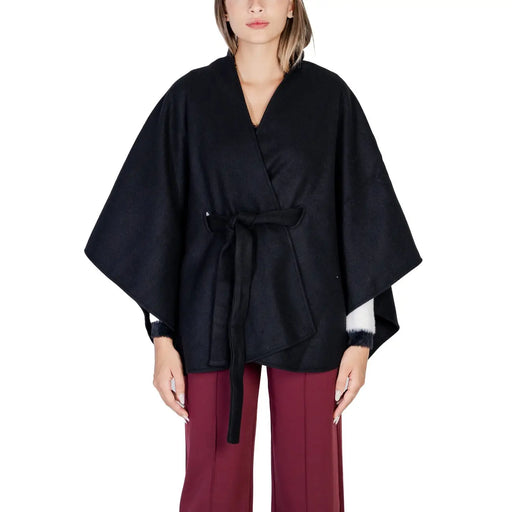 Cape en laine noire avec ceinture à la taille et poignets à franges par Morgan De Toi fabriqué en polyester pour femmes