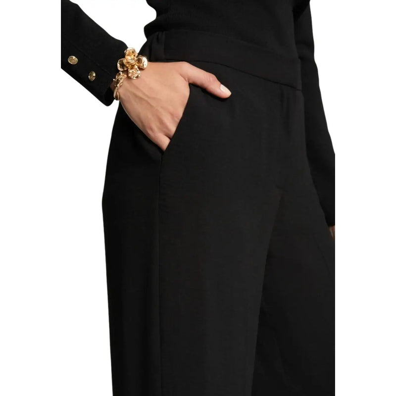 Bracelet floral doré aux détails complexes porté avec morgan de toi Pantalon noir en polyester pour femme avec poches