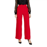Morgan De Toi Pantalon noir en polyester pour femme, coupe ajustée, fermeture éclair, présenté avec un pantalon rouge vif taille haute à jambes larges.