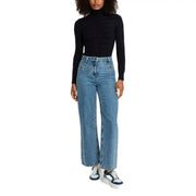 Jean en denim bleu clair taille haute à coupe droite, associé à morgan de toi pull à col roulé noir en viscose pour femme