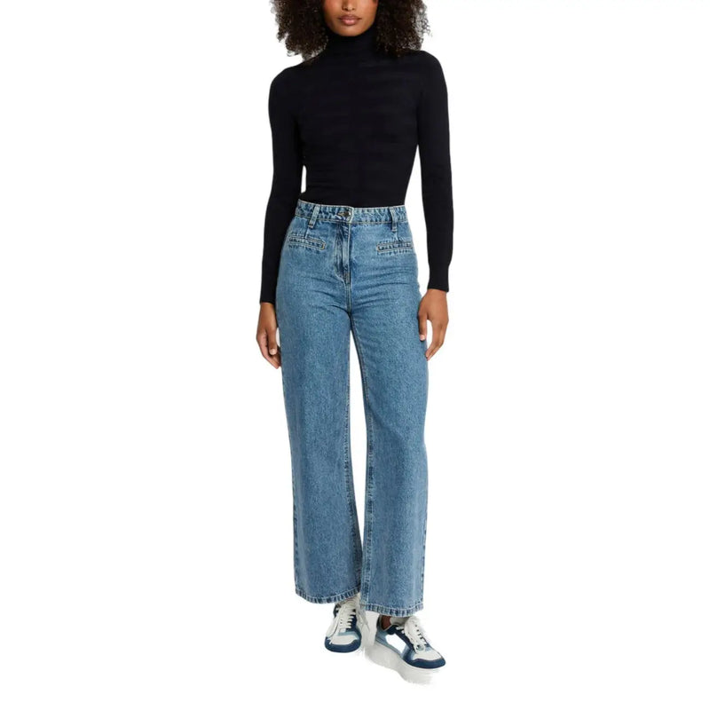 Jean en denim bleu clair taille haute à coupe droite, associé à morgan de toi pull à col roulé noir en viscose pour femme