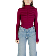 Morgan De Toi Pull à col roulé noir pour femme en viscose, orné de rayures horizontales côtelées bordeaux sur la poitrine.