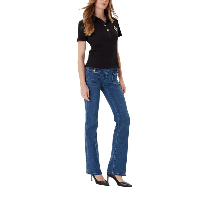 Polo noir à manches courtes avec logo brodé blanc, porté avec Morgan De Toi jeans bleus en coton mélangé pour femmes
