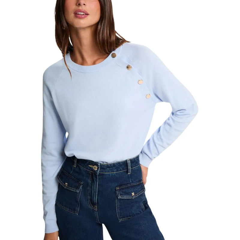 Morgan De Toi Gilet en maille bleue pour femme, composé d'un pull à manches longues bleu clair et de boutons dorés sur les épaules.