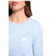 Morgan De Toi Pull en maille viscose bleue pour femme, col rond, manches longues bleu clair, écusson cœur blanc et cristaux
