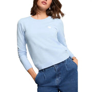 Morgan De Toi Ensemble de vêtements en viscose bleue pour femme, comprenant un pull bleu clair à manches longues orné d'un emblème en forme de cœur blanc.