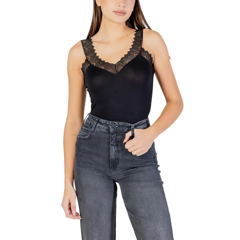 Camisole transparente à bordure de dentelle noire top avec un décolleté festonné orné d'un col carré à fines bretelles en viscose bleue par Morgan De Toi