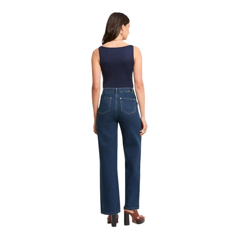 Jean en denim bleu foncé taille haute à jambes larges, orné d'une poche arrière classique, associé à morgan de toi viscose bleue top
