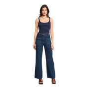 Jean en denim bleu foncé taille haute avec poches avant et jambes évasées, associé à morgan de toi viscose bleue top