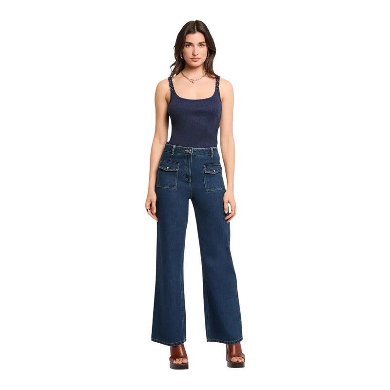 Jean en denim bleu foncé taille haute avec poches avant et jambes évasées, associé à morgan de toi viscose bleue top