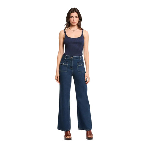 Jean en denim bleu foncé taille haute avec poches avant et jambes évasées, associé à morgan de toi viscose bleue top