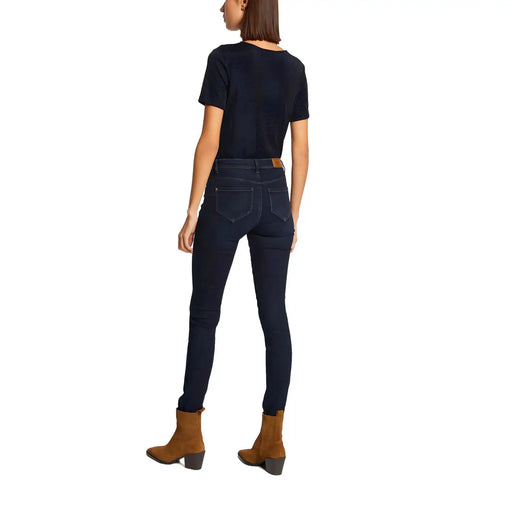 Jean skinny bleu foncé avec passant de ceinture en cuir marron et détails de surpiqûres discrètes, associé à morgan de toi T-shirt bleu à col en V en polyester uni