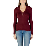 Un pull à manches longues bordeaux top avec col et trois boutons de Morgan De Toi fait de viscose