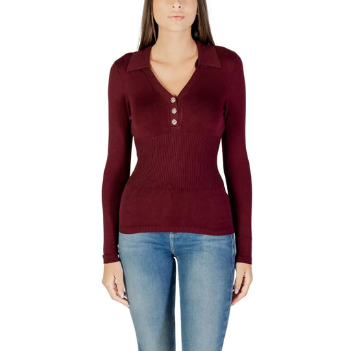 Un pull à manches longues bordeaux top avec col et trois boutons de Morgan De Toi fait de viscose