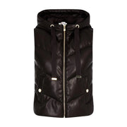 Morgan De Toi Gilet sans manches à capuche en similicuir marron pour femme, avec empiècement matelassé noir sur le devant, fermeture éclair centrale et poches à boutons argentés.