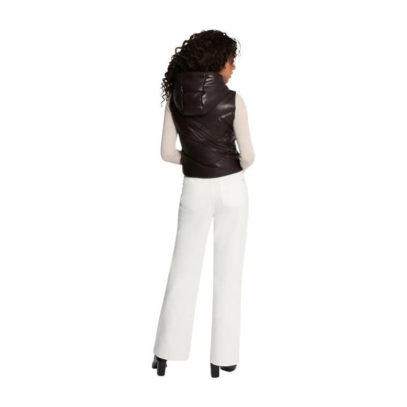 Gilet à capuche en cuir matelassé noir, laissant apparaître le dos dans le style de morgan de toi gilet à capuche en similicuir marron