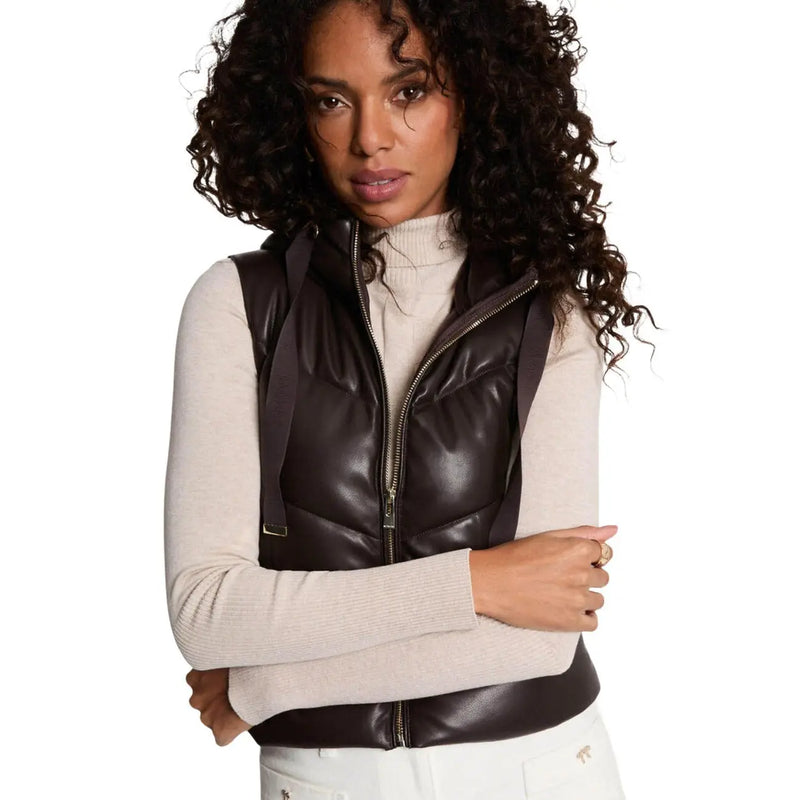 Morgan De Toi Gilet sans manches à capuche en similicuir marron foncé pour femme, avec fermeture éclair centrale et bretelles réglables.