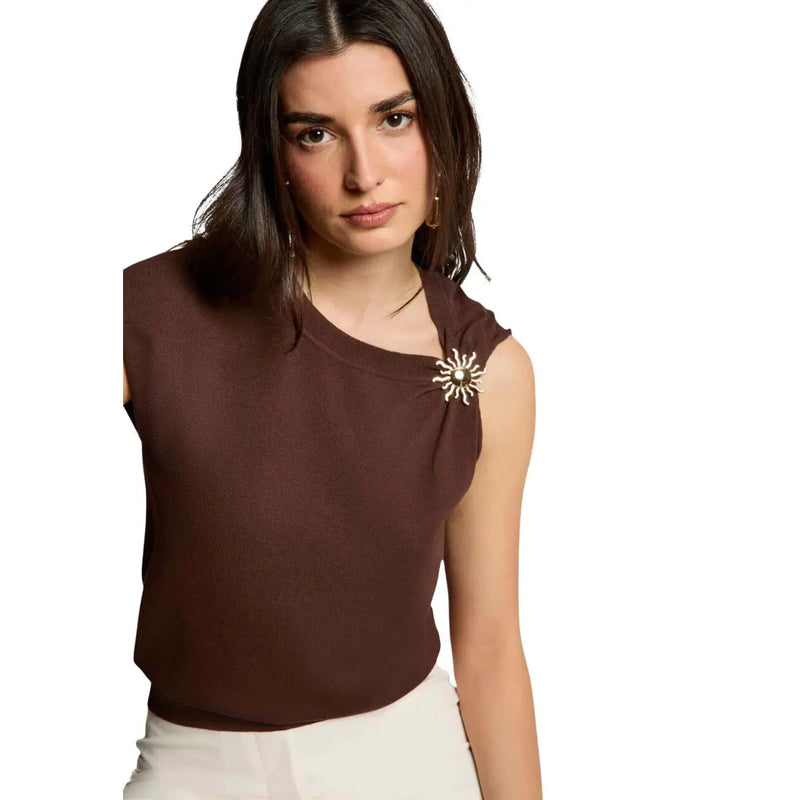 Morgan De Toi pull sans manches marron pour femme top avec une broche soleil dorée épinglée à l'épaule
