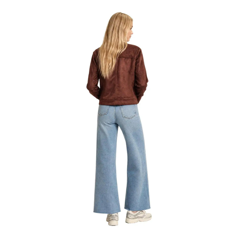 Morgan De Toi Blazer marron zippé pour femme en polyester et élasthanne, porté avec un jean bleu clair à jambes larges