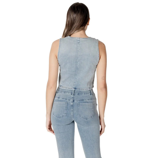 Combinaison en jean bleu clair sans manches top et pantalon taille haute à poches arrière par Morgan De Toi gilet en mélange de coton