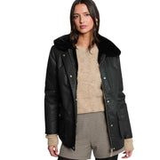 Parka en similicuir noir avec capuche doublée de fourrure douce de Morgan De Toi Collection de vestes en coton noir à boutons pour femmes