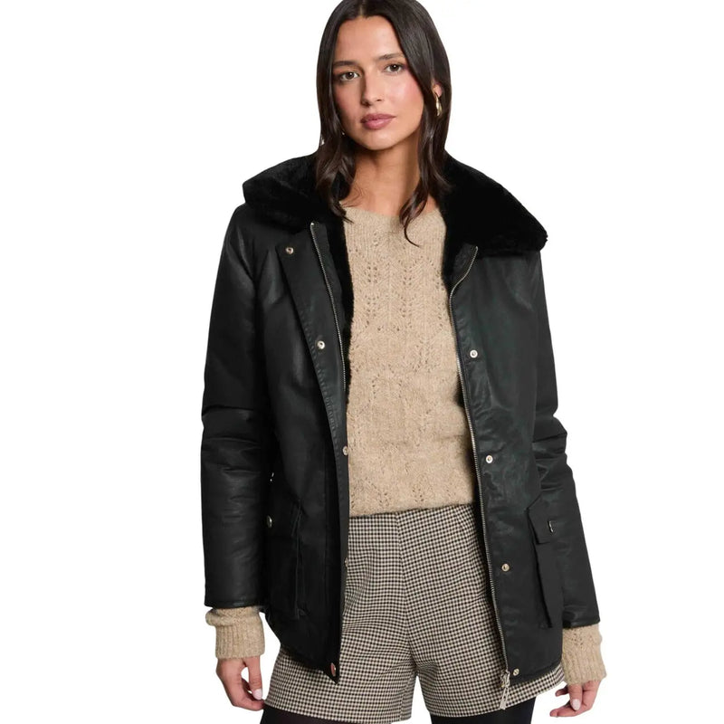 Parka en similicuir noir avec capuche doublée de fourrure douce de Morgan De Toi Collection de vestes en coton noir à boutons pour femmes