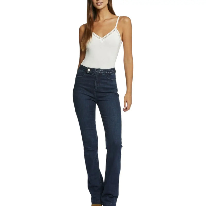 Jean en denim bleu foncé taille haute à jambes évasées et surpiqûres décoratives à la ceinture, porté avec un débardeur blanc en viscose et élasthanne top
