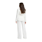 Blazer blanc avec détails complexes de perles dans le dos, associé à morgan de toi Pantalon blanc à jambes larges pour femme avec poches avant zippées, vu de dos