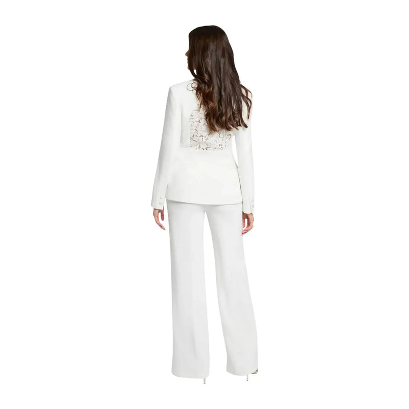 Blazer blanc avec détails complexes de perles dans le dos, associé à morgan de toi Pantalon blanc à jambes larges pour femme avec poches avant zippées, vu de dos