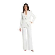 Blazer blanc cintré à un bouton, porté avec Morgan De Toi Pantalon blanc pour femme avec poches zippées sur le devant