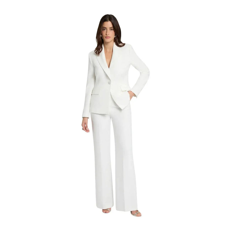 Blazer blanc cintré à un bouton, porté avec Morgan De Toi Pantalon blanc pour femme avec poches zippées sur le devant