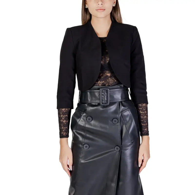 Morgan De Toi Cardigan noir pour femme à manches 3/4 avec poignets bordés de dentelle, porté avec une jupe et une ceinture en similicuir noir