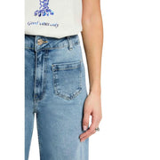 Jean Morgan pour femme en denim bleu coton clair, coupe classique cinq poches et détails de boutons dorés