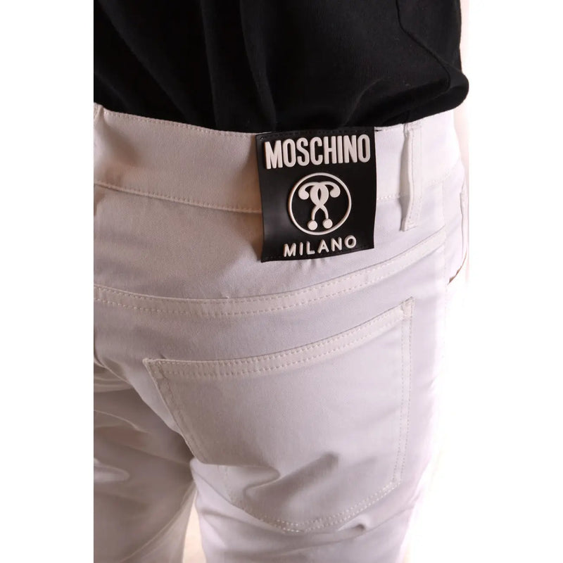 Moschino Short en coton blanc pour femme avec étiquette noire ornée du logo emblématique, vue de face