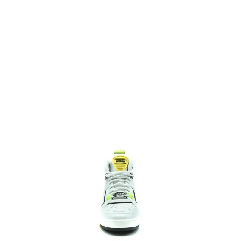 Baskets montantes en cuir blanc Moschino pour hommetop Baskets avec des accents vert fluo et noirs et une étiquette jaune sur la languette pour une utilisation sportive
